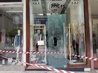 Νεαροί έσπασαν τις βιτρίνες πολλών κατασ...