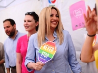 Τι γύρευε η Φώφη Γεννηματά στο Pride; 