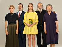 Η παραλία: Η Υπατία και ο Χάρι ετοιμάζον...