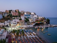 «Λαμπερές οάσεις τα νησιά της»: Η Telegr...