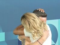 Λευτέρης Πετρούνιας: Η τρυφερή αγκαλιά μ...