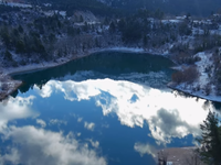 Βόλτα από ψηλά στην παγωμένη λίμνη Τσιβλ...