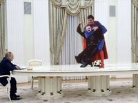 «Πάρτι» στο twitter με το τραπέζι των σ...