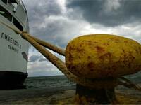 Κακοκαιρία Gaia: Δεμένα τα πλοία σε Πειρ...