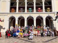 Η αναμνηστική φωτογραφία των καρναβαλικώ...