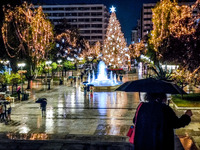 Παρέλαση βαρομετρικών χαμηλών με βροχές,...