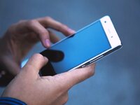 Κορωνοϊός: Πώς καθαρίζουμε τα κινητά μας...