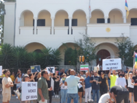 Γυναίκες έκοψαν τα μαλλιά τους έξω από τ...