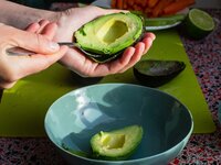 Συνταγή για γεμιστά αβοκάντο με τόνο και φασόλια