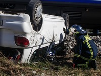 Οδηγός εγκλωβίστηκε στο αναποδογυρισμένο...