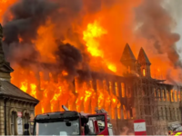 Στις φλόγες παραδόθηκε το εμβληματικό κτ...