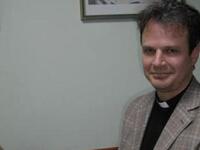 Ο καθολικός παπάς, που αγάπησαν όλοι οι ...