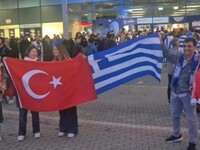 Έλληνες και Τούρκοι μαζί με τις σημαίες ...