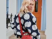 Βολτάρει στο Λονδίνο ως super stylish πρ...