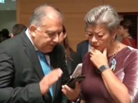 Η στιγμή που ο Θεοδωρικάκος δείχνει στην...