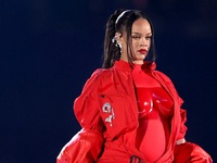 Ριάνα: Ανάρπαστη η κατακόκκινη φόρμα της...