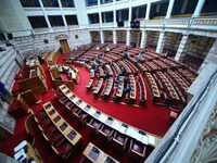 Βουλή: Η στιγμή που χτυπά το 112 στα κιν...