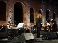 O Πατρινός Θάνος Μικρούτσικος διευθύνει ...