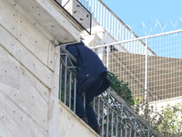 Ομόνοια: Άνδρας απειλεί να πέσει από την...