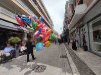 Πάτρα: Βόλτα στην πασχαλινή αγορά- Κίνησ...