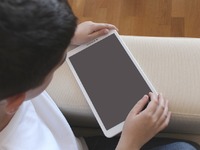 Παιδί, διαδίκτυο και καλοκαίρι: Πόση ώρα...