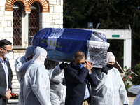 Με σημαία του ΣΕΓΑΣ το φέρετρο του Βασί...