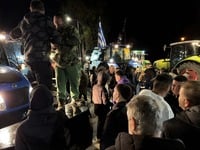 Οι αγρότες έκλεισαν τον κόμβο στην Κάτω ...