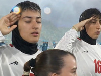 Από τις σκάλες ξέφυγαν από τους φρουρούς...