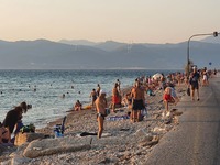 Πάτρα: "Βουλιάζουν" από κόσμο ...