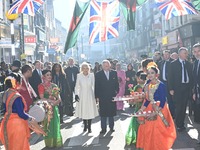 Βασιλιάς Κάρολος: Εμφανίστηκε με τρύπια ...