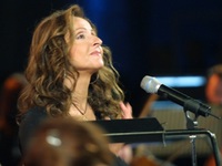 Η Βίκυ Λέανδρος ανοίγει το σπίτι της έξω...