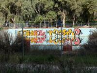 Όμορφα graffiti στην άσχημη πισίνα του ε...