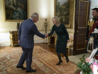 Βασιλιάς Κάρολος: Viral η «θερμή υποδοχή...