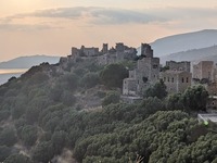 Οι κάτοικοι της Μέσα Μάνης αποτελούν μια...