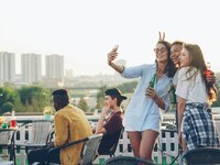 Σε ποια ηλικία «κρύβεται» η ευτυχία; 