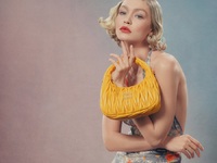 Λάμπει η Τζίτζι με το νέο της κούρεμα στ...