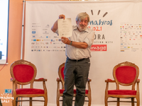 Στον καλλιτεχνικό διευθυντή του Διεθνούς...