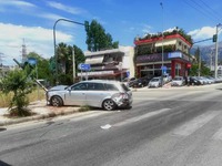 Πάτρα: Σύγκρουση νταλίκας και ΙΧ στην οδ...