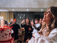 H Αθηνά Οικονομάκου έγινε 40 και γιόρτασ...