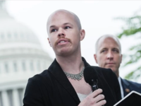 Τζο Μπάιντεν: Το πρώτο «non binary» άτομ...