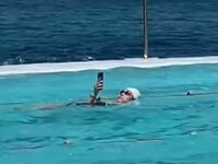 Κολυμβήτρια σε πισίνα κάνει ύπτιο με το ...