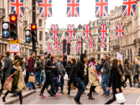 Πρόβλεψη για συρρίκνωση της βρετανικής ο...