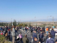 Αγρότες «έκοψαν» την Ελλάδα στα δύο με μ...