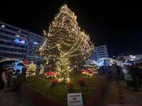 Πάτρα: Φωτίστηκε το Χριστουγεννιάτικο δέ...