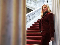 Η Μαρίνα Πατούλη ποζάρει στο Προεδρικό Μ...