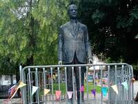 Πάτρα: Ο ανδριάντας... καρναβαλίζεται