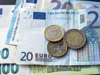 Συντάξεις και επιδόματα Απριλίου: Πότε κ...