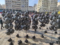 Πάτρα: Διαμαρτυρία με μαύρα μπαλόνια, πο...