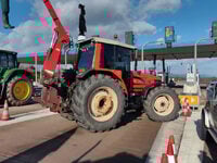 Aγρότες: Έκλεισαν τα διόδια στο Αγγελόκαστρο