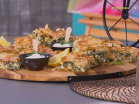 Ο Τίμος Ζαχαράτος ετοιμάζει χωριάτικη σπ...